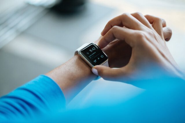 Smartwatch czy smartband – co warto kupić?